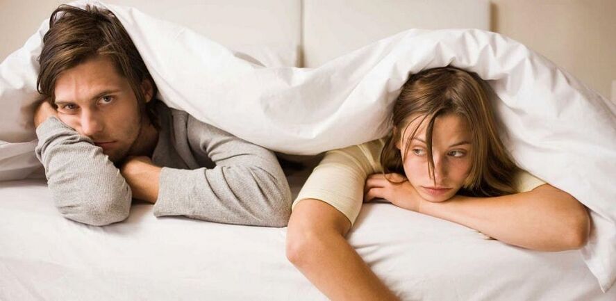 rozrušená žena a muž so slabou potenciou