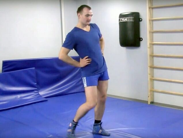 Rotácie panvy, ktoré aktivujú prietok krvi, sú výbornou predtréningovou rozcvičkou.
